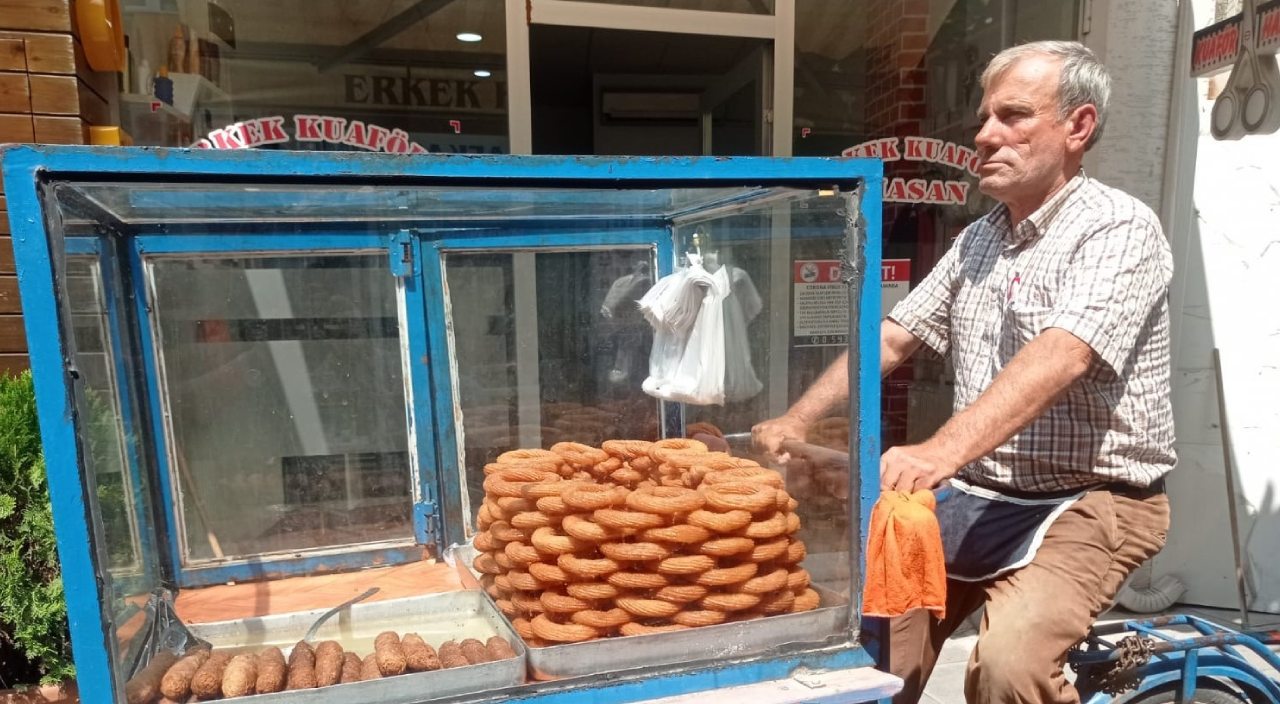 Yarım asırdır pedal çevirerek tatlı satıyor